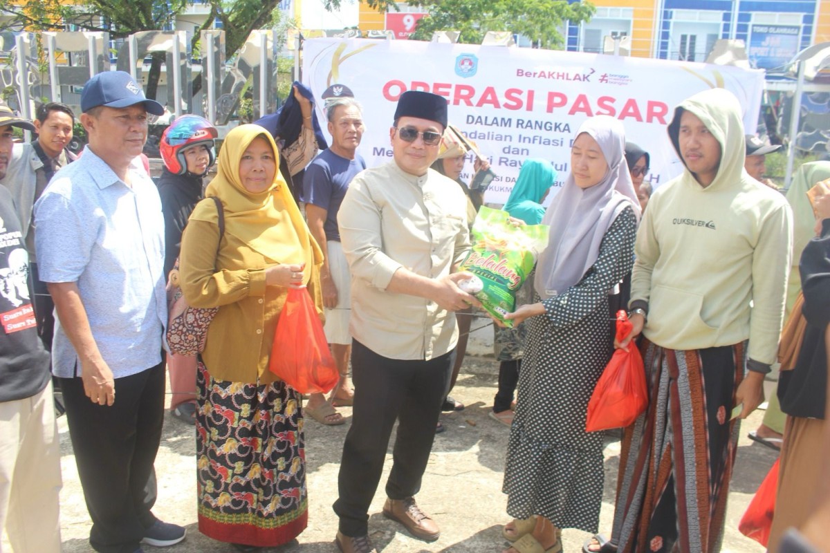 Monitoring Pelaksanaan Kegiatan Operasi Pasar Dalam Rangka Pemantauan Stabilisasi Harga Menjelang Hari Besar Keagamaan Nasional (HBKN) di Kecamatan Sungai Ambawang