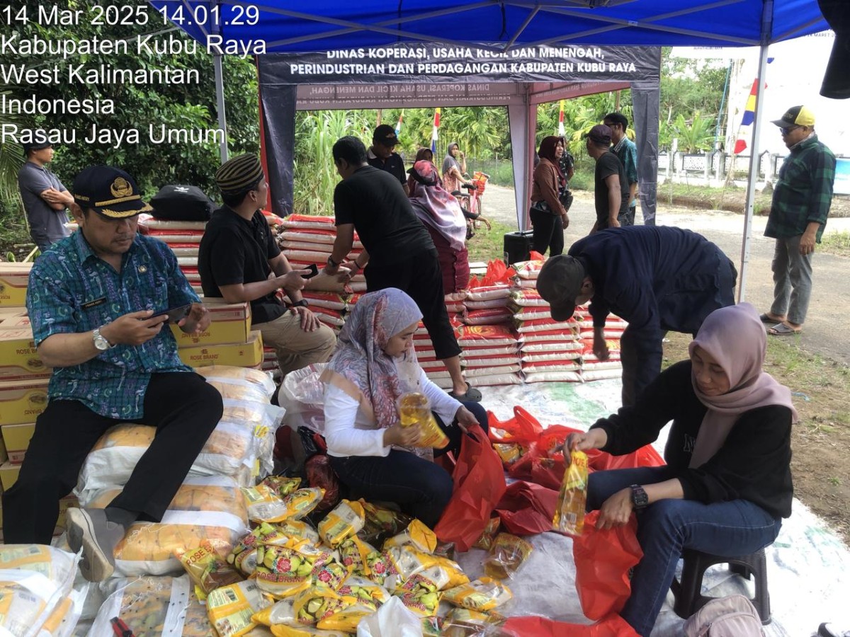 Monitoring Pelaksanaan Kegiatan Operasi Pasar Dalam Rangka Pemantauan Stabilisasi Harga Menjelang Hari Besar Keagamaan Nasional (HBKN) di Kecamatan Rasau Jaya
