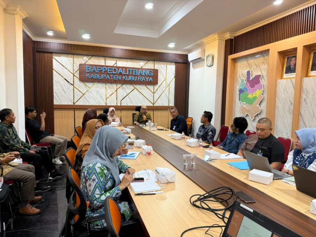 Aisten II Pimpin Rapat Evaluasi Kinerja Perumda Air Minum Tirta Raya